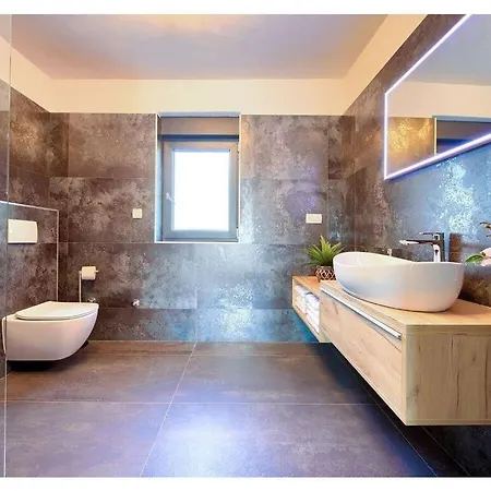 Chiara Comfortable *