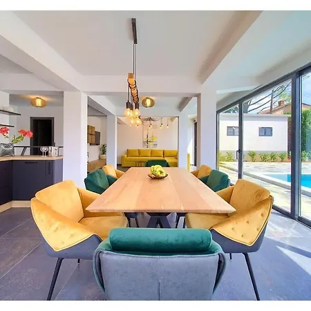 Chiara Comfortable Villa *