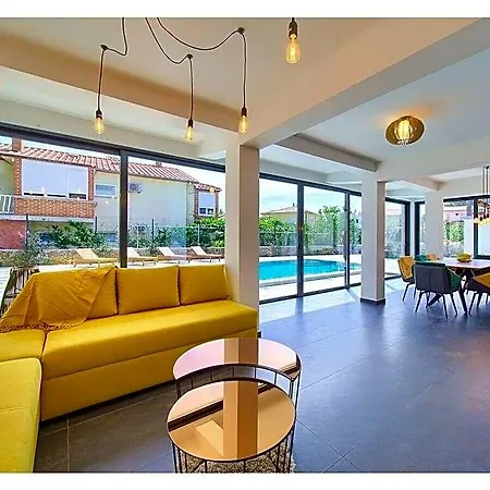 Chiara Comfortable Villa *