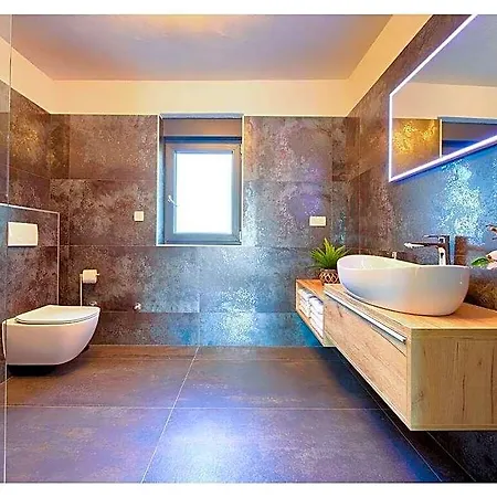 Chiara Comfortable Villa *