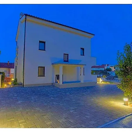 Chiara Comfortable Villa *